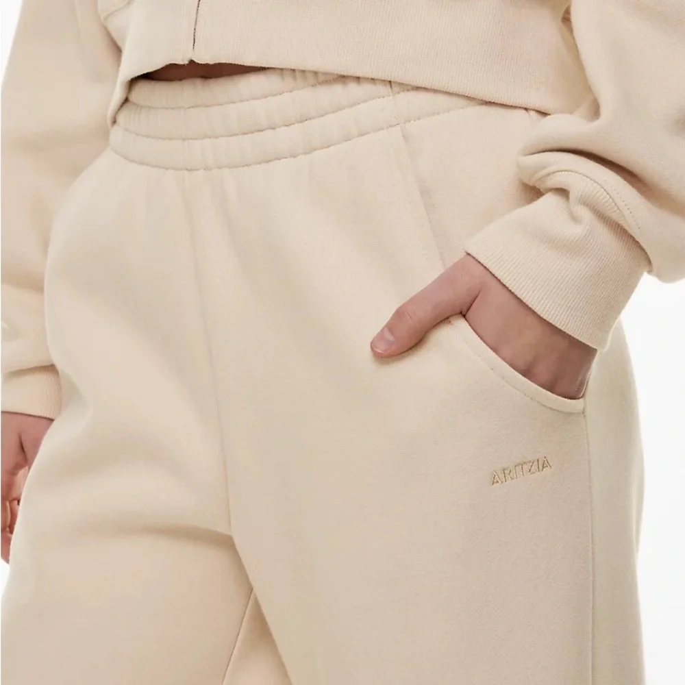 Aritzia TNA Sweatfleece Light Butter Yellow Sweat Set - Picture 2 of 12